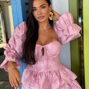 Chic Pink Midi Dress with Elegant Flair‎